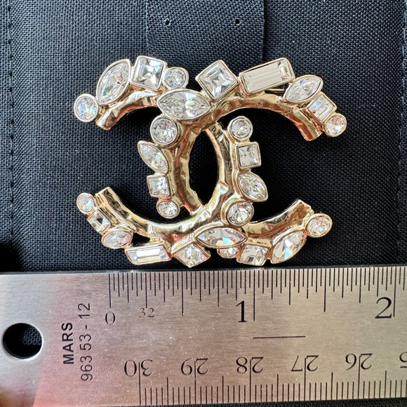 CHANEL 23P CLASSIC GOLD TONE LARGE CC LOGO CRYSTAL BAGUETTE BROOCH PIN - Picture 5 of 12